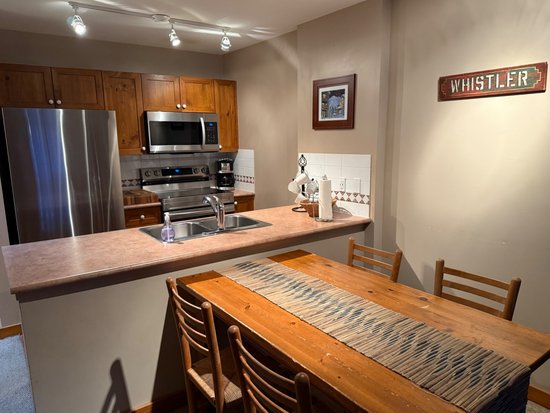 Whistler 2 Bedroom Accommodation - Whistler Town Plaza - Eagle Lodge - #574