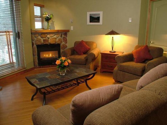 Whistler 2 Bedroom Accommodation - Whistler Town Plaza - Eagle Lodge - #946